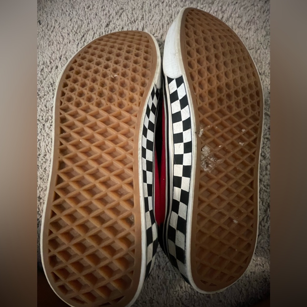 Vans Old Skool V Logo Pop
Skate Shoe - Red / Black size 7.5 men’s 9.0 in woman’s